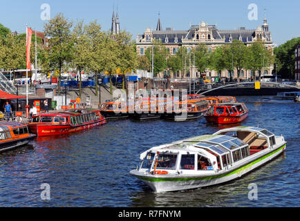 Bateaux de croisière touristique à Open Havenfront canal dans Amsterdam, Pays-Bas Banque D'Images