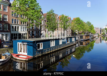 Péniches sur le canal Brouwersgracht à Amsterdam, Pays-Bas Banque D'Images