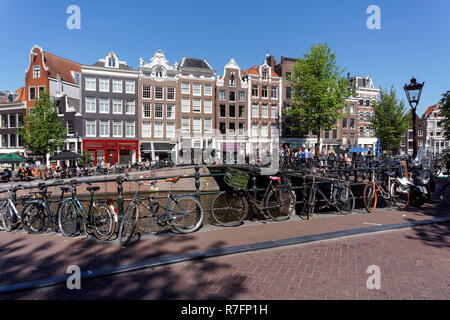 Les bâtiments traditionnels néerlandais sur le canal Prinsengracht à Amsterdam, Netherlandss Banque D'Images