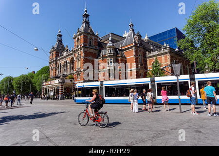 Touristes sur la place Leidseplein avec l'Internationaal Theatre Amsterdam, pays-Bas Banque D'Images