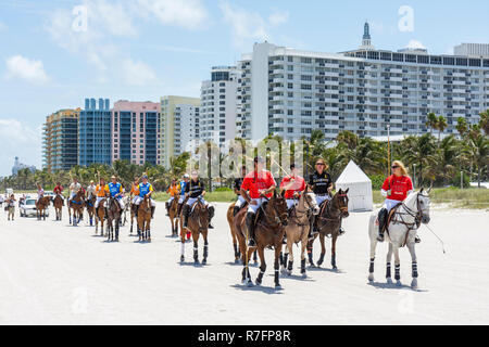 Miami Beach Florida, matches de coupe du monde de polo, sport, tournoi, terrain de sable équestre, bord de mer, bâtiment, gratte-ciel gratte-ciel bâtiment construit Banque D'Images