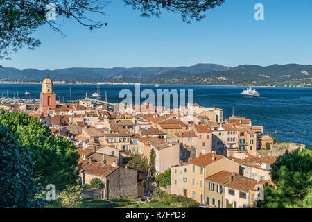 Vue aérienne de la ville de Saint Tropez et de la baie, la tour de l'horloge, la Côte d'Azur, France Banque D'Images