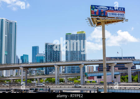 Miami Florida,Interstate 95,I 95,chaussée,autoroute,route surélevée,voiture,horizon,bâtiment,panneau,publicité,publicité,publicité,publicité,publicité,publicité,exterminat Banque D'Images