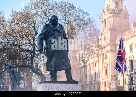 Brexit trahison mars à Londres jours avant le début du vote du Parlement. Winston Churchill statue en place du Parlement et la fumée avec drapeau Union Jack Banque D'Images