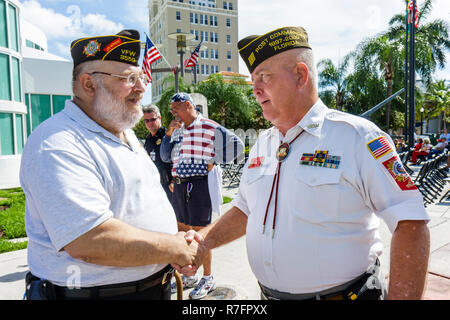 Miami Beach Florida,police Station,Memorial Day Ceremony,Federal Holiday,souvenez-vous,honneur,vétéran de guerre,militaire,homme hommes hommes adultes,secouer la main,ha Banque D'Images