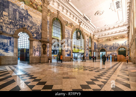 Hall central avec des azulejos, panneaux de tuile, la gare Sao Bento, Porto, région Norte, Portugal, Porto, Banque D'Images