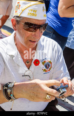 Miami Beach Florida,police Station,Memorial Day Ceremony,Federal Holiday,souvenez-vous,honneur,vétéran de guerre,militaire,homme hommes hommes adultes,prendre le numérique Banque D'Images