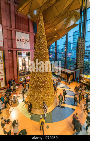 Centre commercial Alexa, arbre de Noël , interieur, Berlin Banque D'Images