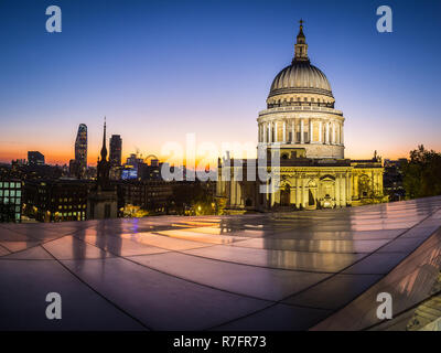 Coucher du soleil Vue sur le dôme de St Paul's Cathedral et toits de Londres Banque D'Images