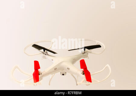 Caméra drone Quadcopter isoler sur fond blanc Banque D'Images