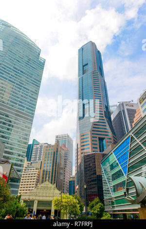 Singapour - 16 NOVEMBRE 2018 : les bâtiments modernes de Singapour au quartier des affaires avec ciel bleu. Singapour est le quatrième lea Banque D'Images