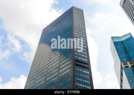 Singapour - 16 NOVEMBRE 2018 : les bâtiments modernes de Singapour au quartier des affaires avec ciel bleu. Singapour est le quatrième au monde. Banque D'Images