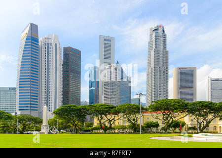 Singapour - 16 NOVEMBRE 2018 : les bâtiments modernes de Singapour au quartier des affaires avec ciel bleu. Singapour est le quatrième lea Banque D'Images