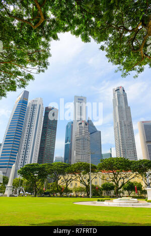 Singapour - 16 NOVEMBRE 2018 : les bâtiments modernes de Singapour au quartier des affaires avec ciel bleu. Singapour est le quatrième lea Banque D'Images