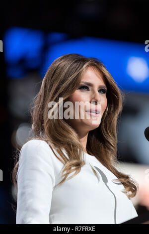 Melania Trump, mannequin et épouse de candidat présidentiel républicain Donald Trump aborde le premier jour de la Convention nationale du parti républicain à la Quicken Loans Center le 18 juillet 2016 à Cleveland, Ohio. Banque D'Images