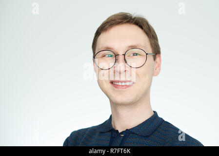 Smart à la young caucasian man wearing glasses isolé sur fond blanc Banque D'Images