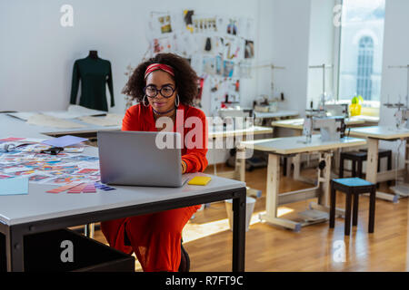 Tannés Smiling attractive woman wearing long robe lumineuse Banque D'Images