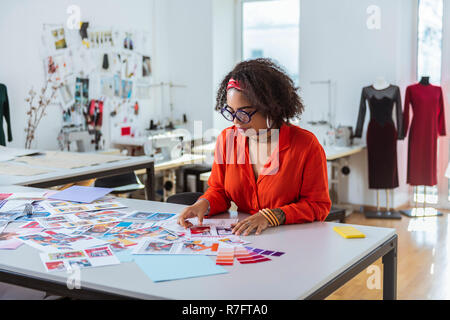 Concentré de jeunes femelles avec de courts cheveux bouclés traitant de croquis Banque D'Images