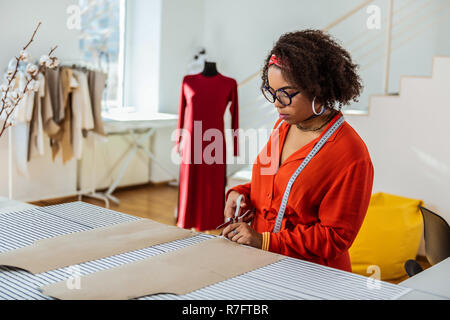 Appel concentré female designer Création de modèle pour costume Banque D'Images