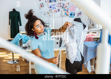 Dame en bleu lumineux couverts couleurs l'examen de pièces de tissu Banque D'Images