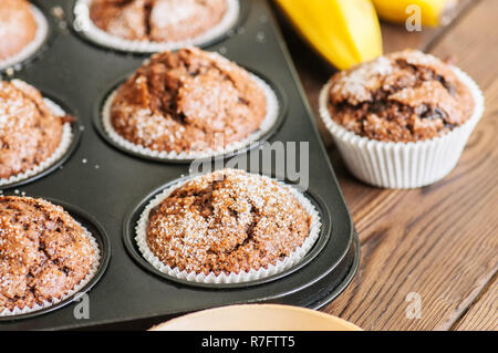 Des muffins au chocolat banane saupoudrée de sucre dans un baki Banque D'Images