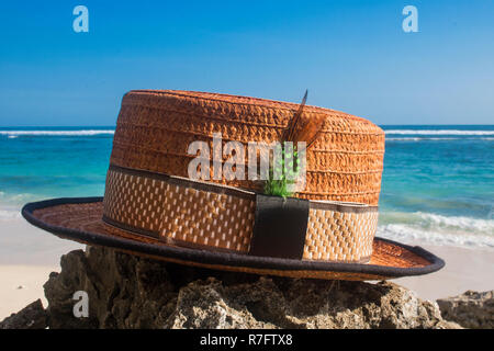 Chapeau canotier avec vue sur la plage photo Banque D'Images