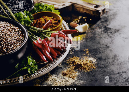 Belle épicerie épices savoureux ingrédients appétissants pour la cuisine cuisine saine. Fond noir foncé tonifiant horizontale Copy Space Banque D'Images