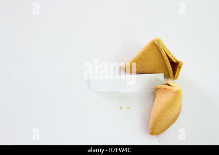 Broken fortune cookies avec slip blanc isolé sur fond blanc Banque D'Images