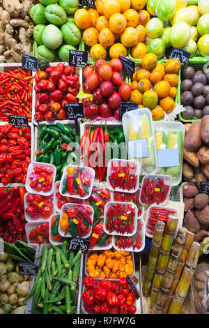 Piment et autres légumes sur le marché espagnol à l'encontre Banque D'Images