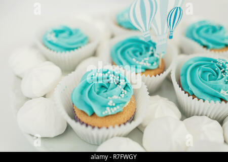 Cupcakes avec glaçage bleu servi sur plaque blanche Banque D'Images