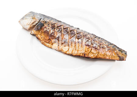 Poisson grillé avec sauce douce saba en plaque blanche isolé sur fond blanc Banque D'Images