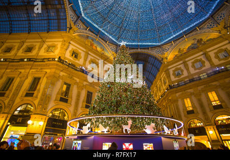 MILAN, ITALIE, 5 décembre , 2018 - Galerie Vittorio Emanuele II à Milan avec arbre de Noël illuminé et lighs, Italie Banque D'Images