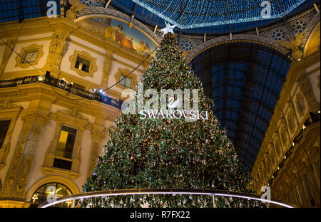 MILAN, ITALIE, 5 décembre , 2018 - Galerie Vittorio Emanuele II à Milan avec arbre de Noël illuminé et lighs, Italie Banque D'Images