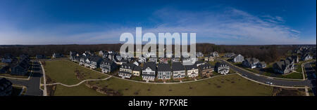 Vue aérienne de la classe moyenne américaine typique maison communauté de banlieue dans la région de la côte Est des États-Unis avec revêtement en vinyle Banque D'Images