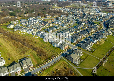 Vue aérienne de la classe moyenne américaine typique maison communauté de banlieue dans la région de la côte Est des États-Unis avec revêtement en vinyle Banque D'Images