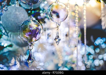 Crystal Ball décoration d'arbre de Noël fond bleu closeup élégant Banque D'Images