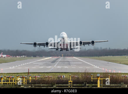 L'aéroport de Gatwick, England, UK - 09 décembre 2018 : vue directement sur la piste en tant qu'Emirates Airline avion décolle de l'aéroport de Londres Gatwick Banque D'Images