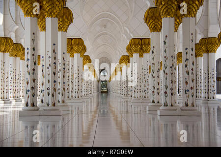 L'entrée des lignes d'arches Arabesque portique de la Grande Mosquée de Sheikh Zayed à Abu Dhabi, Emirats Arabes Unis. Banque D'Images