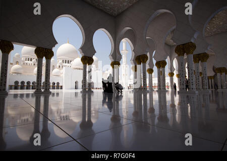L'entrée des lignes d'arches Arabesque portique de la Grande Mosquée de Sheikh Zayed à Abu Dhabi, Emirats Arabes Unis. Banque D'Images