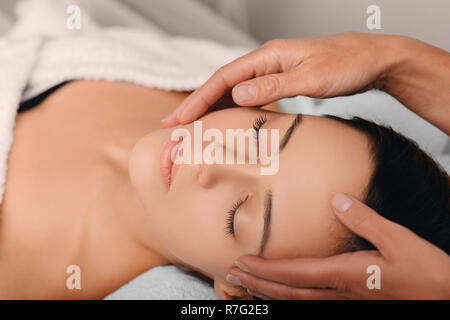 Jeune femme recevant un visage massage au spa Banque D'Images