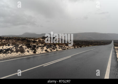 En passant par la route située dans Lanzarote, îles Canaries, Espagne Banque D'Images