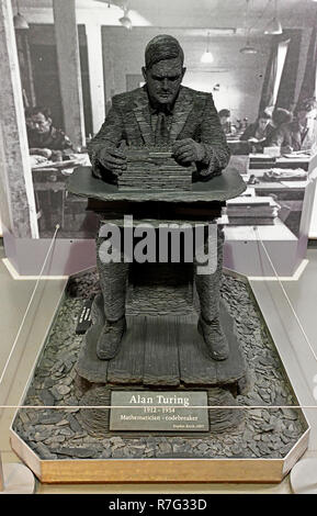 Alan Turing l'ardoise sculpture par Stephen électrique à Bletchley Park et musée de code de chiffrement Banque D'Images