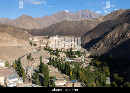 Monastère de Lamayuru Lamayuru, village et la route reliant Srinagar et Leh (NH1), le Ladakh, le Jammu-et-Cachemire, l'Inde Banque D'Images