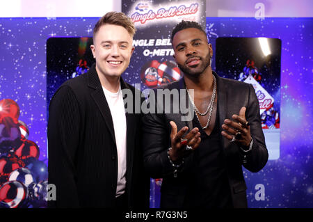 Jason Derulo et présentateur de Capital FM Kemp Romain (à gauche) en coulisses dans le studio on air pendant deux jours du capital de Jingle Bell Ball avec Coca-Cola au London's O2 Arena. Banque D'Images