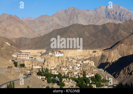 Monastère de Lamayuru Lamayuru, village et la route reliant Srinagar et Leh (NH1), le Ladakh, le Jammu-et-Cachemire, l'Inde Banque D'Images