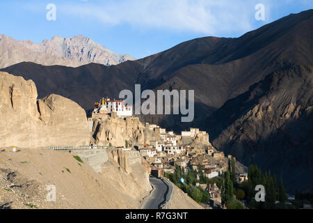 Monastère de Lamayuru Lamayuru, village et la route reliant Srinagar et Leh (NH1), le Ladakh, le Jammu-et-Cachemire, l'Inde Banque D'Images