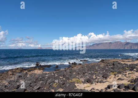 Vu de la mer Famara massif, île de Lanzarote, îles Canaries, Espagne Banque D'Images