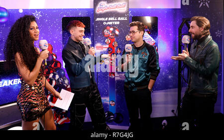 Membres de Ans et ans, Olly Alexander, Emre turkmène et Mikey Goldsworthy (gauche-droite) avec l'intervenant espère que Vick Capital FM dans le backstage sur air studio pendant deux jours de la capitale Jingle Bell Ball avec Coca-Cola au London's O2 Arena. Banque D'Images