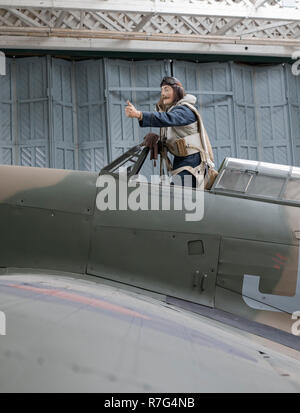 Modèle de la seconde guerre mondiale 2 pilote de chasse de la RAF qui sortent d'un chasseur Spitfire à l'Imperial War Museum, Duxford, Cambridgeshire, uk Banque D'Images