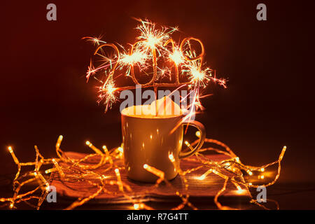 En 2019 Sparkler imflammation en tasse avec des guimauves sur table d'extérieur de nuit Banque D'Images